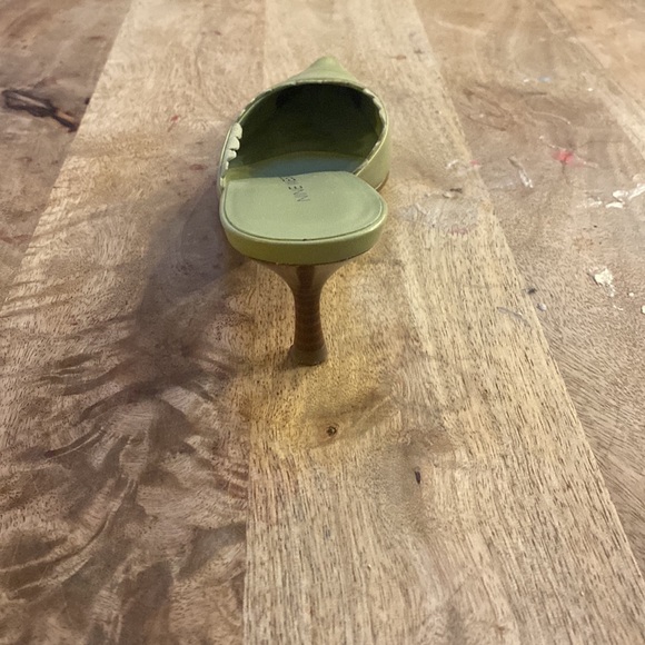 Like new, size seven - Picture 5 of 5